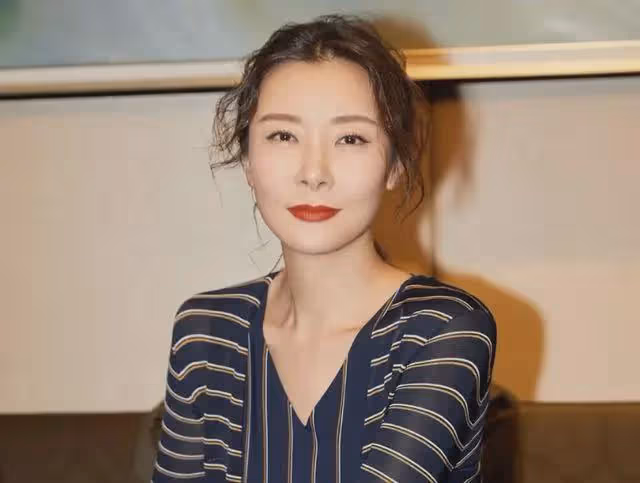 家世顯赫的她,18歲開始就男人不斷,如今年過半百還沒「玩夠」!