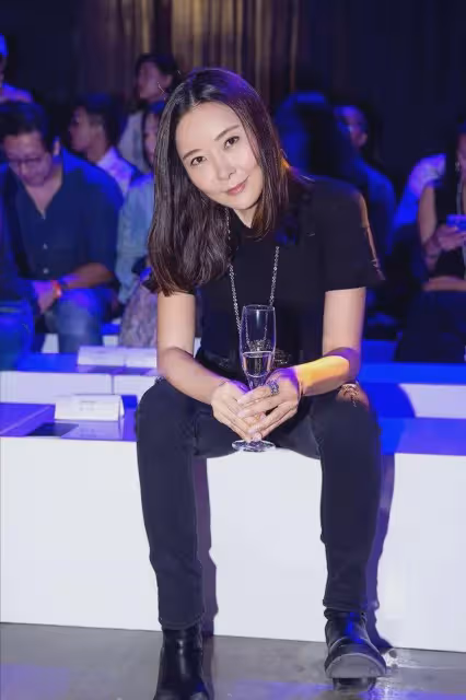 家世顯赫的她,18歲開始就男人不斷,如今年過半百還沒「玩夠」!