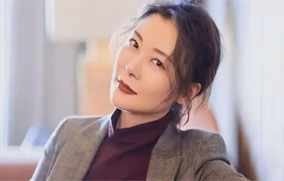 家世顯赫的她,18歲開始就男人不斷,如今年過半百還沒「玩夠」!