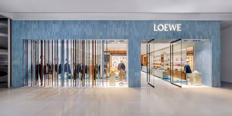 LOEWE高雄漢神巨蛋開專門店　揪邵雨薇、詹子萱熱情應援