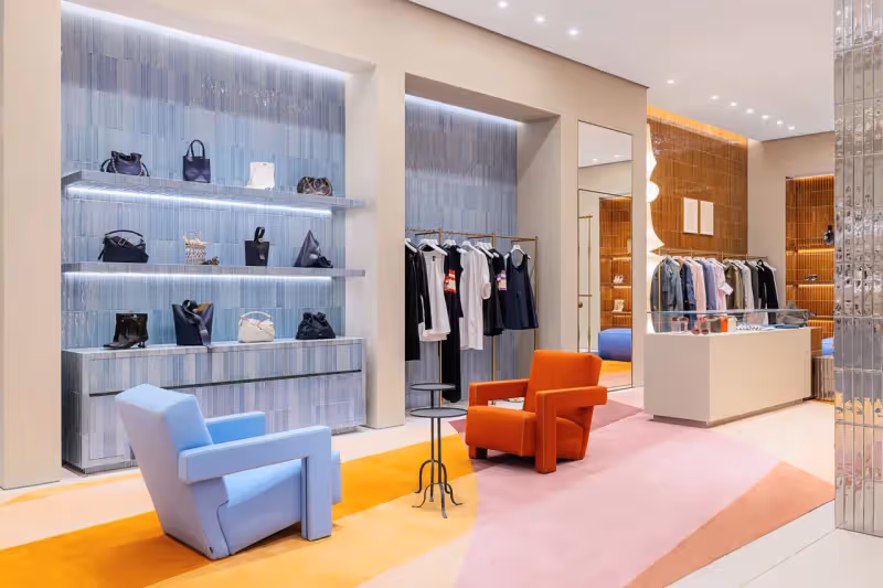 LOEWE高雄漢神巨蛋開專門店　揪邵雨薇、詹子萱熱情應援