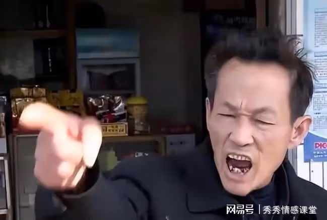 同學聚會，我沒退休金被大家嘲諷，結束時兒子接我，他們立馬認錯