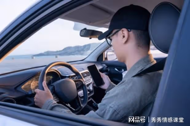 同學聚會，我沒退休金被大家嘲諷，結束時兒子接我，他們立馬認錯