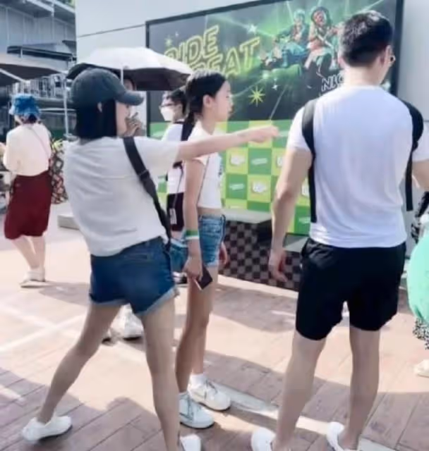 小S女兒這是穿的啥?走在街上不尷尬嗎?