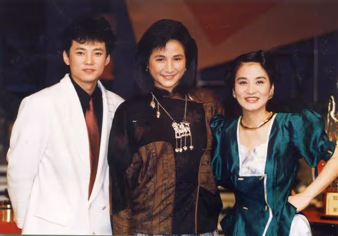 鄭佩佩和前夫原文通結婚照:懷孕8次不後悔,凈身搬出前夫豪宅