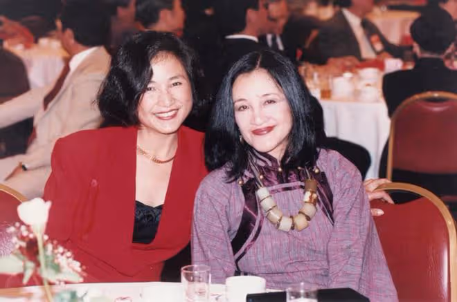 鄭佩佩和前夫原文通結婚照:懷孕8次不後悔,凈身搬出前夫豪宅