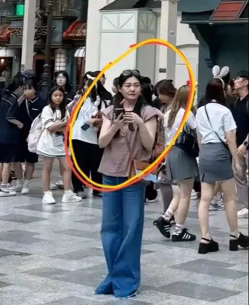 大S終於露面！帶兒女韓國旅遊，扎雙馬尾又老又胖，竟穿921元短袖