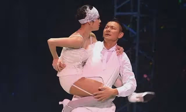 劉德華女舞伴火了！身份被網友扒出，本人：很幸福，不是演的