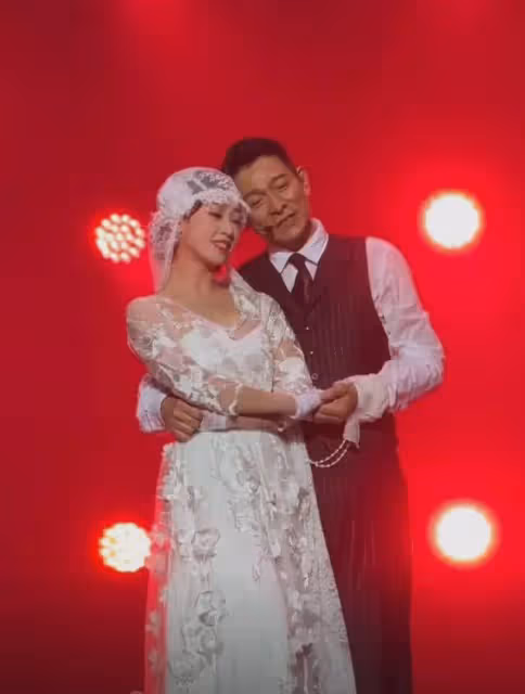 劉德華女舞伴火了！身份被網友扒出，本人：很幸福，不是演的