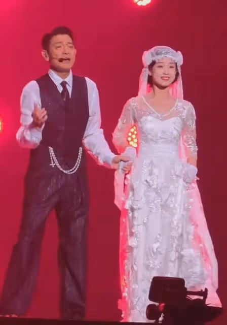 劉德華女舞伴火了！身份被網友扒出，本人：很幸福，不是演的