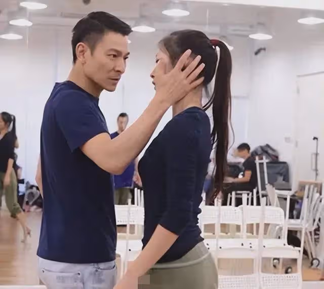 劉德華女舞伴火了！身份被網友扒出，本人：很幸福，不是演的