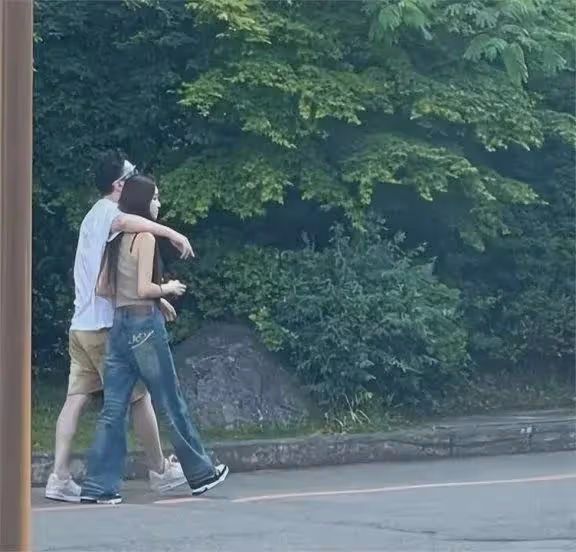 網紅懶懶性感照曝光,身材傲人,怪不得王思聰欲罷不能