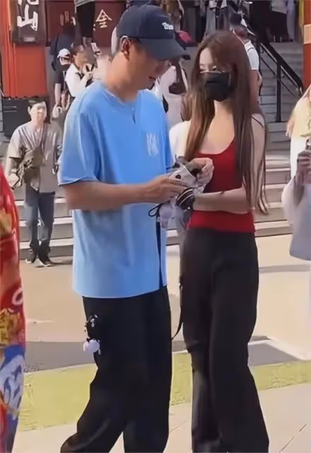 網紅懶懶性感照曝光,身材傲人,怪不得王思聰欲罷不能