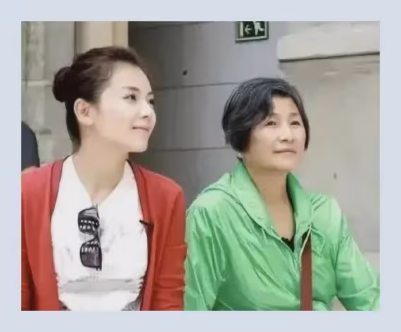 78歲老戲骨鄭佩佩去世,最後露面坐輪椅氣色差,好友發文悼念