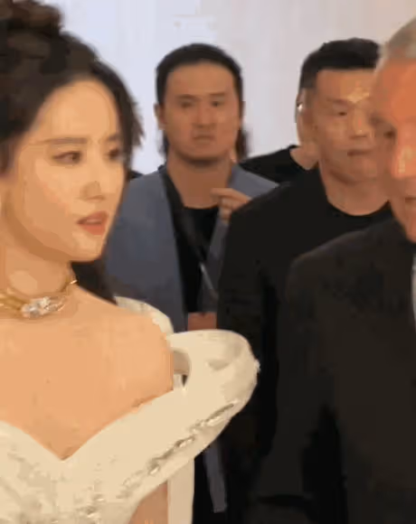 寶格麗這一晚,「膀大腰圓」的劉亦菲,給內娛審美上了生動的一課