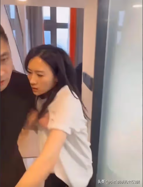 玩大了！婚姻協會副主席「全能服務」偷情，醫院院長一瘸一拐追愛