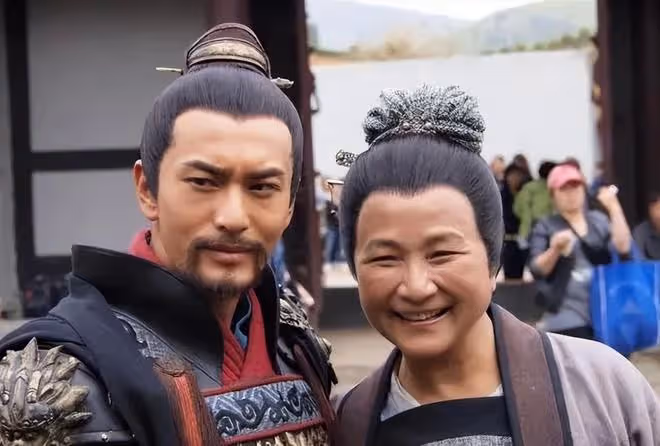 武俠影后走好!78歲鄭佩佩離世,劉亦菲黃曉明等晚輩發文悼念