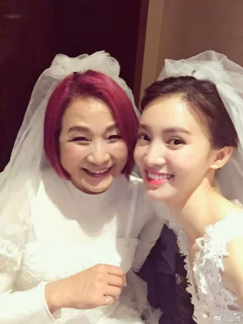 武俠影后走好!78歲鄭佩佩離世,劉亦菲黃曉明等晚輩發文悼念
