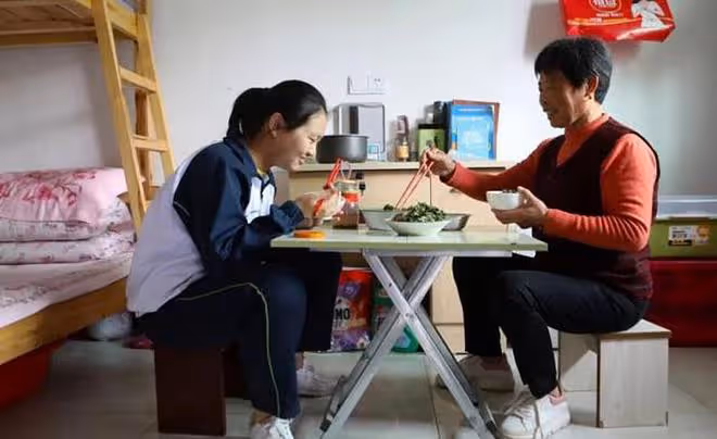 給女兒的單親同學做了一年午餐，如今他工作後，比女兒還常來看我