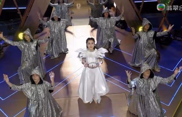17歲TVB女歌手生圖流出!上衣開窿,簡約淡妝撞樣天王前妻?