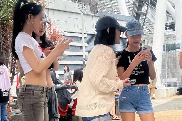 全家照曝光｜小S新加坡穿搭辣度慘輸3個女兒　Elly、Lily水蛇腰全都露