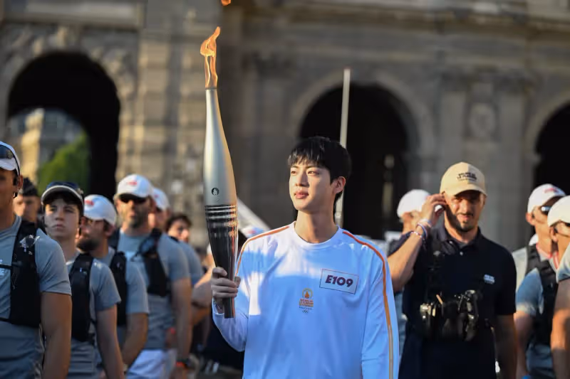 BTS JIN傳完奧運聖火超放鬆　穿GUCCI丹寧裝返韓腳步很輕盈