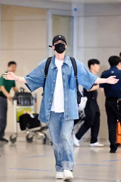 BTS JIN傳完奧運聖火超放鬆　穿GUCCI丹寧裝返韓腳步很輕盈