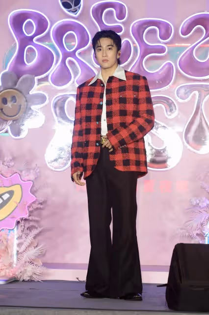 詹子萱穿Max Mara小開深V秀性感　與婁峻碩都來挺微風之夜