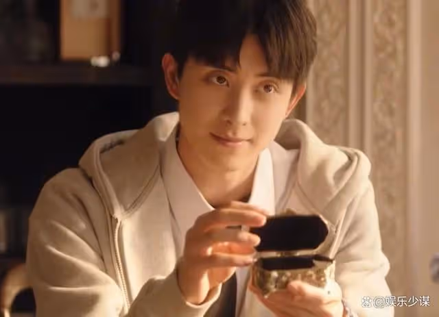 你比星光美麗:紀星分手艷遇不斷,秦立送滿鑽手鍊求愛,韓廷氣瘋