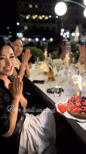 40歲朱珠生日照曝光,穿束腰皮裙婀娜多姿,深V開到肚臍超火辣