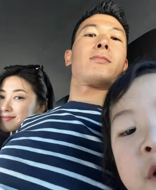 40歲朱珠生日照曝光,穿束腰皮裙婀娜多姿,深V開到肚臍超火辣