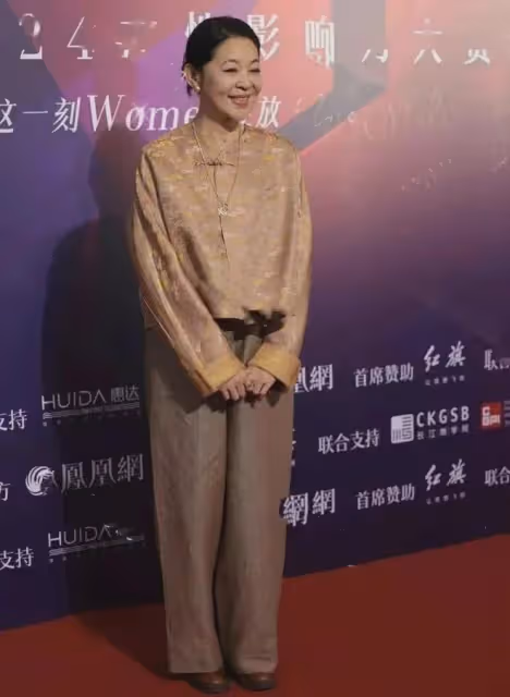 65歲倪萍醫美後真時髦，模樣大變，優雅從容，完全沒了土氣！