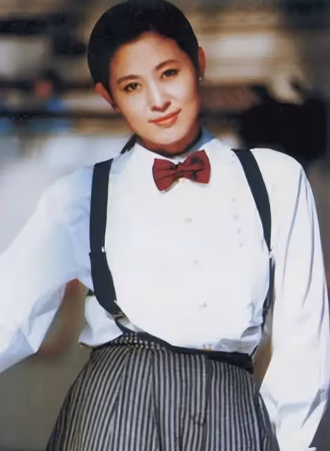 65歲倪萍醫美後真時髦，模樣大變，優雅從容，完全沒了土氣！
