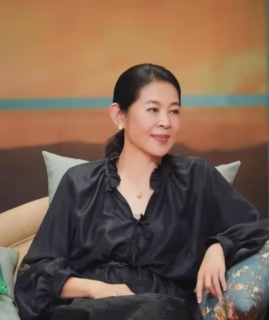 65歲倪萍醫美後真時髦，模樣大變，優雅從容，完全沒了土氣！