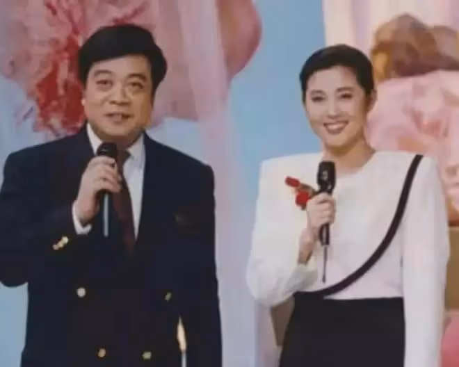 65歲倪萍醫美後真時髦，模樣大變，優雅從容，完全沒了土氣！