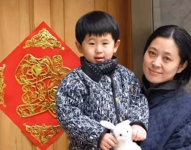 65歲倪萍醫美後真時髦，模樣大變，優雅從容，完全沒了土氣！