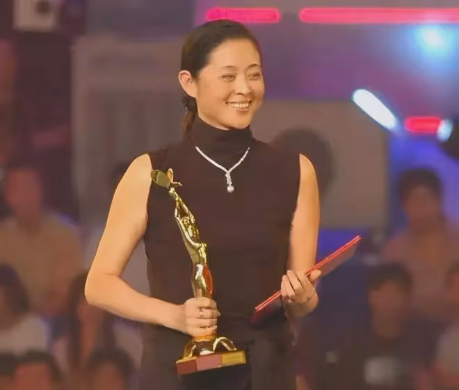 65歲倪萍醫美後真時髦，模樣大變，優雅從容，完全沒了土氣！