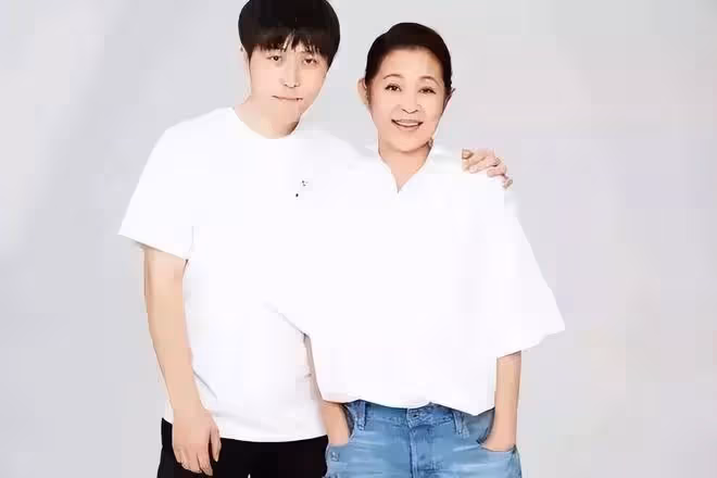 65歲倪萍醫美後真時髦，模樣大變，優雅從容，完全沒了土氣！
