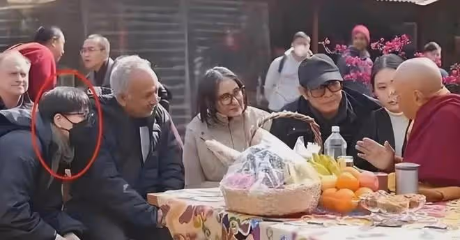 63歲利智近照曝光：暴瘦蒼老，戴老花鏡如普通老婦，為何如此滄桑