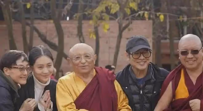 63歲利智近照曝光：暴瘦蒼老，戴老花鏡如普通老婦，為何如此滄桑