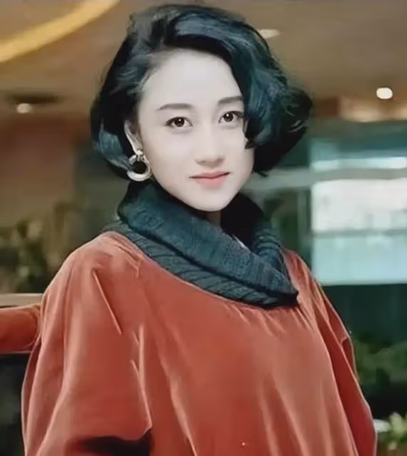 63歲利智近照曝光：暴瘦蒼老，戴老花鏡如普通老婦，為何如此滄桑