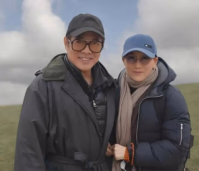 63歲利智近照曝光：暴瘦蒼老，戴老花鏡如普通老婦，為何如此滄桑
