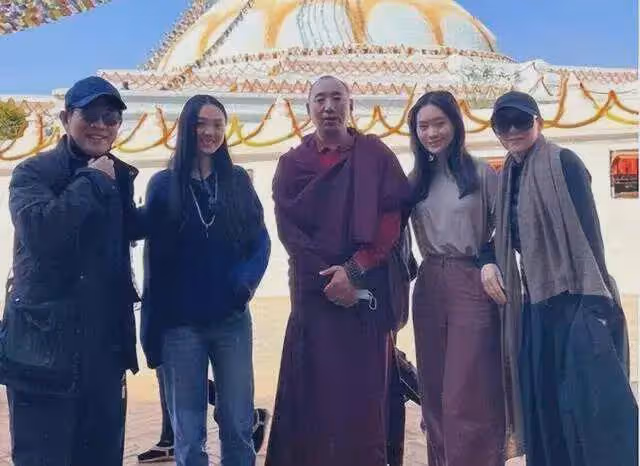 63歲利智近照曝光：暴瘦蒼老，戴老花鏡如普通老婦，為何如此滄桑