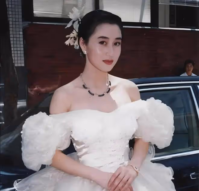63歲利智近照曝光：暴瘦蒼老，戴老花鏡如普通老婦，為何如此滄桑