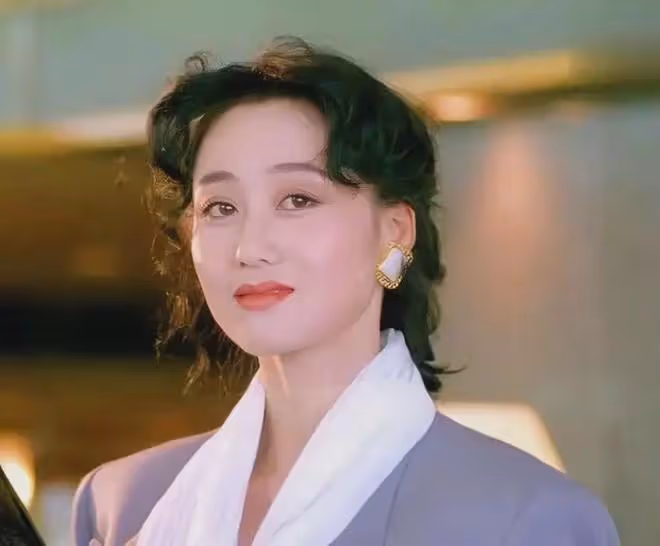 63歲利智近照曝光：暴瘦蒼老，戴老花鏡如普通老婦，為何如此滄桑