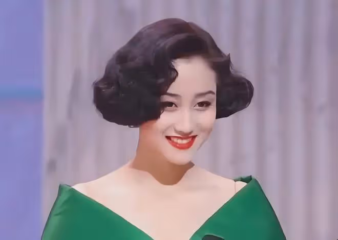 63歲利智近照曝光：暴瘦蒼老，戴老花鏡如普通老婦，為何如此滄桑
