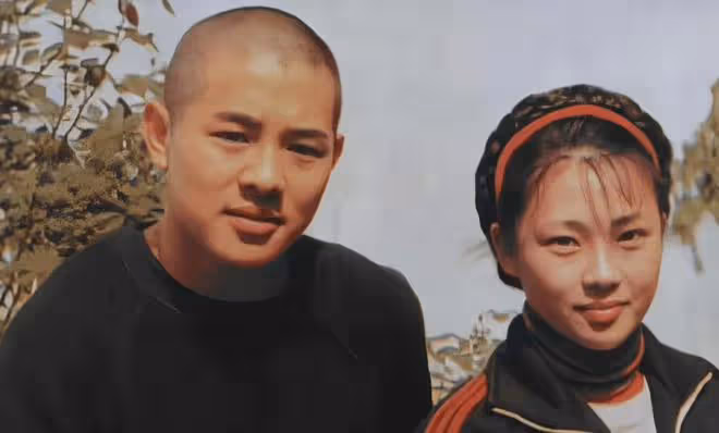 63歲利智近照曝光：暴瘦蒼老，戴老花鏡如普通老婦，為何如此滄桑