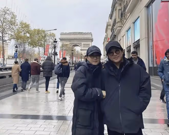 63歲利智近照曝光：暴瘦蒼老，戴老花鏡如普通老婦，為何如此滄桑