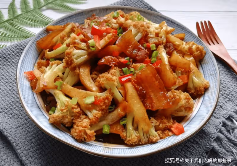 炒花菜,直接炒還是先焯水?都不對,教您正確做法,出鍋又香又脆