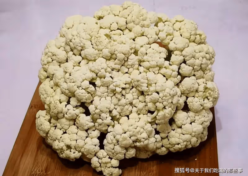 炒花菜,直接炒還是先焯水?都不對,教您正確做法,出鍋又香又脆